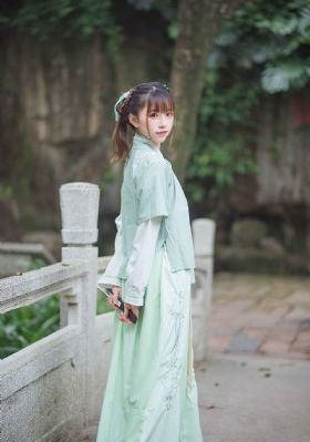 女子自称长得好看不想排队